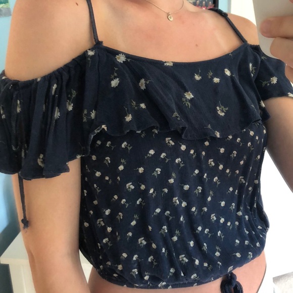 American Eagle Outfitters Tops - Off the shoulder floral top